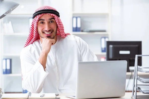 在办公室工作的阿拉伯商人 — 图库照片
