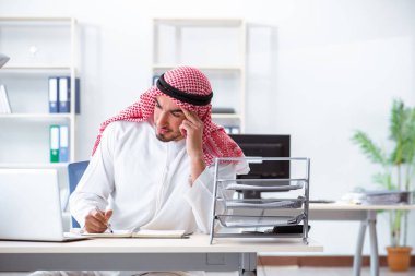 Ofiste çalışan Arap işadamı.
