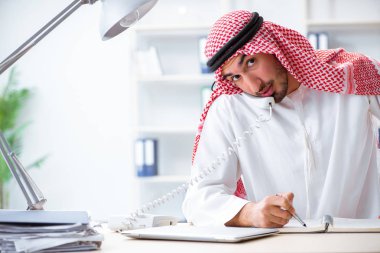 Ofiste çalışan Arap işadamı.