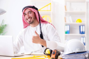 Arap mühendis yeni proje üzerinde çalışıyor