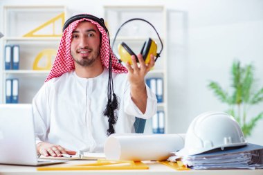 Arap mühendis yeni proje üzerinde çalışıyor