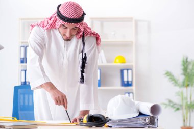 Arap mühendis yeni proje üzerinde çalışıyor