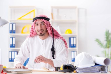 Arap mühendis yeni proje üzerinde çalışıyor