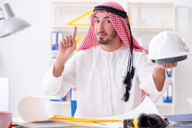 Arap mühendis yeni proje üzerinde çalışıyor