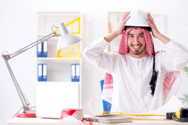 Arap mühendis yeni proje üzerinde çalışıyor