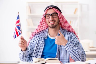 İngilizce öğrenen Arap öğrenci
