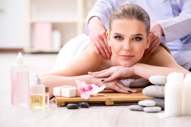 Salondaki spa prosedürü sırasında genç bir kadın.