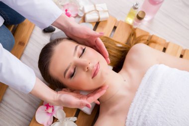 Salondaki spa prosedürü sırasında genç bir kadın.