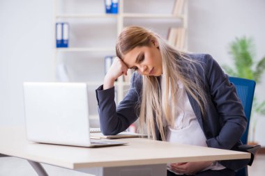 Ofiste hamile bir kadın var.