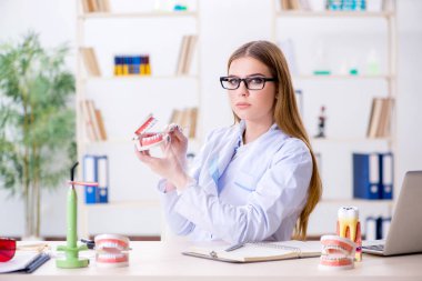 Diş hekimliği öğrencisi sınıfta pratik yapıyor.