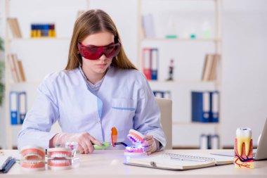 Diş hekimliği öğrencisi sınıfta pratik yapıyor.