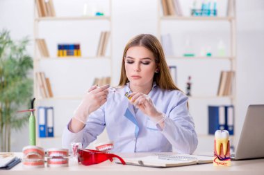 Diş hekimliği öğrencisi sınıfta pratik yapıyor.