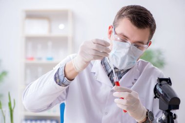 Bitkiler üzerinde çalışan erkek biyokimyacı.