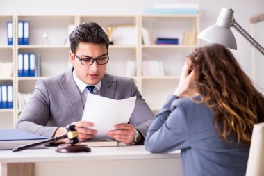 Avukat müvekkil ile hukuk davasını tartışıyor
