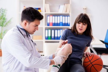 Bayan basketbolcu yaralandıktan sonra doktoru ziyaret ediyor.