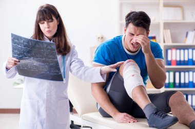 Spor oyuncusu yaralandıktan sonra doktoru ziyaret etti