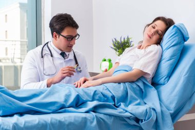 Doktor hastane odasında tıbbi enjeksiyon yapıyor.