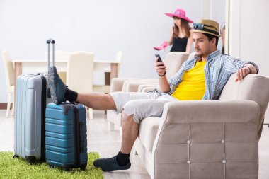 Genç aile tatil için hazırlanıyor.