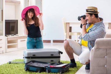 Genç aile tatil için hazırlanıyor.