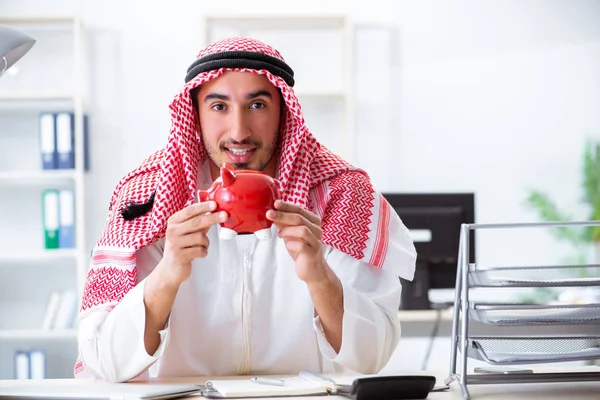 Homme d'affaires arabe travaillant dans le bureau — Photo