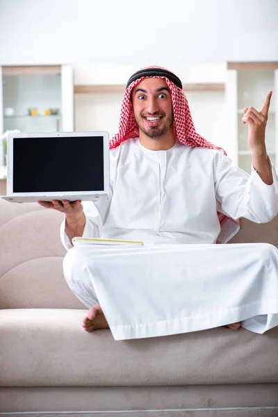 Homem árabe trabalhando em casa em seu trabalho — Fotografia de Stock
