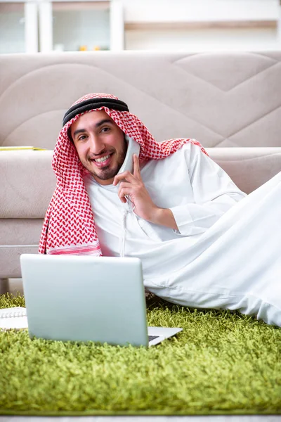 Arabisk man arbetar hemma på sitt arbete — Stockfoto