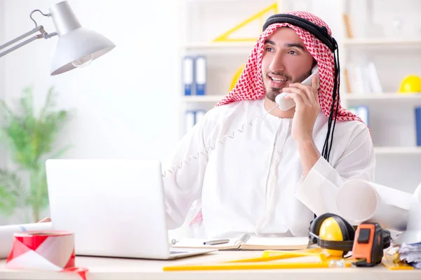 Arab mérnök új projekten dolgozik — Stock Fotó