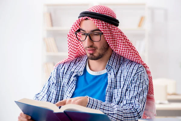 Estudiante árabe preparándose para exámenes universitarios —  Fotos de Stock