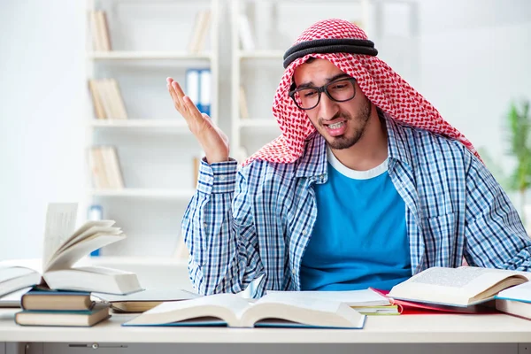 Estudante árabe se preparando para exames universitários — Fotografia de Stock