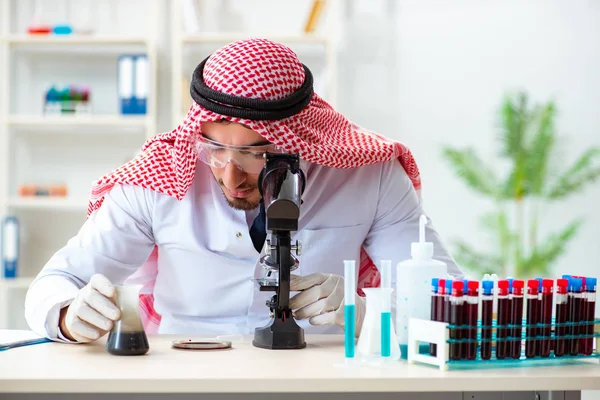Científico químico árabe probando la calidad de la gasolina de petróleo — Foto de Stock