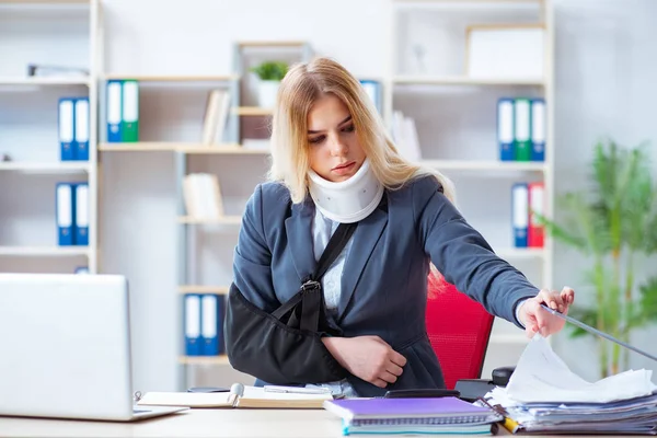 Injured female employee working in the office — Stock Photo, Image