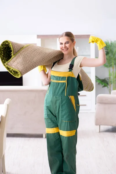 Nettoyant professionnel femme nettoyage tapis — Photo