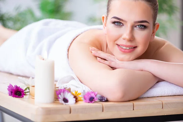 Mujer durante la sesión de masaje en spa — Foto de Stock