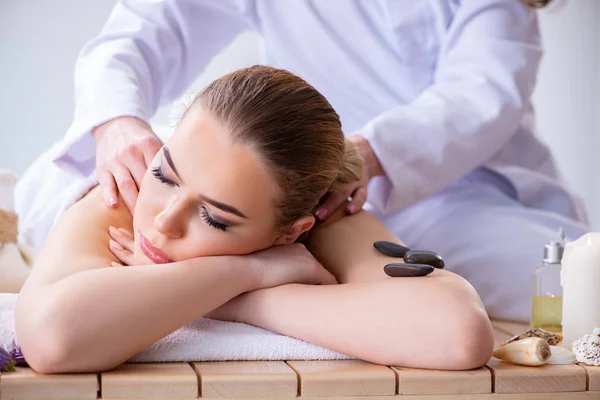 Mujer durante la sesión de masaje en spa —  Fotos de Stock