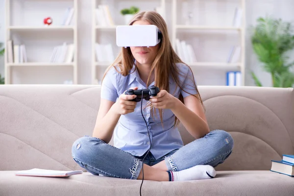 Mladá dívka hraje virtuální realita hry — Stock fotografie