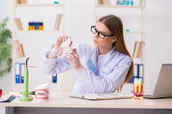 Estudante de Odontologia praticando habilidades em sala de aula — Fotografia de Stock