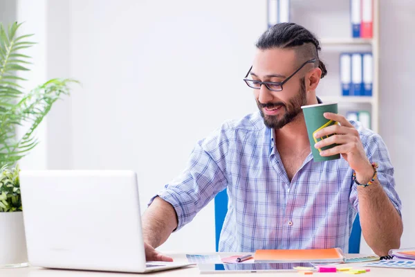 Joven diseñador trabajando en su estudio en un nuevo proyecto —  Fotos de Stock