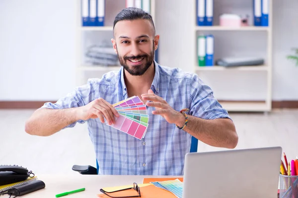 Joven diseñador trabajando en su estudio en un nuevo proyecto —  Fotos de Stock