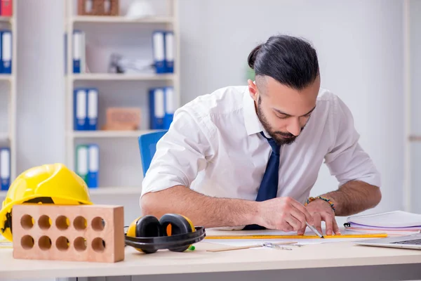 Architetto che lavora nel suo studio su un nuovo progetto — Foto Stock