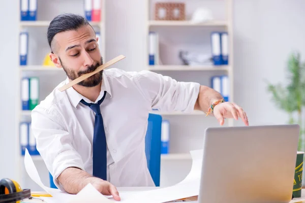 Arquitecto trabajando en su estudio en un nuevo proyecto — Foto de Stock