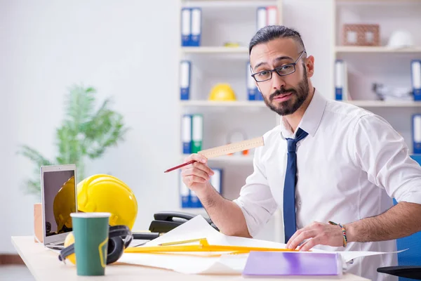 Arquiteto trabalhando em seu estúdio em um novo projeto — Fotografia de Stock