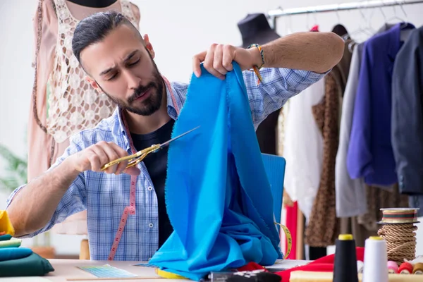 Sastre masculino trabajando en el taller sobre nuevos diseños — Foto de Stock