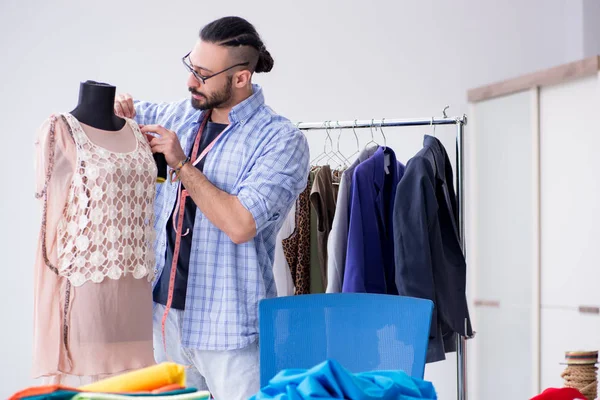 Sastre masculino trabajando en el taller sobre nuevos diseños —  Fotos de Stock