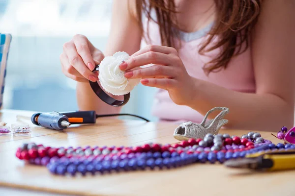 Frau bastelt Schmuck zu Hause — Stockfoto