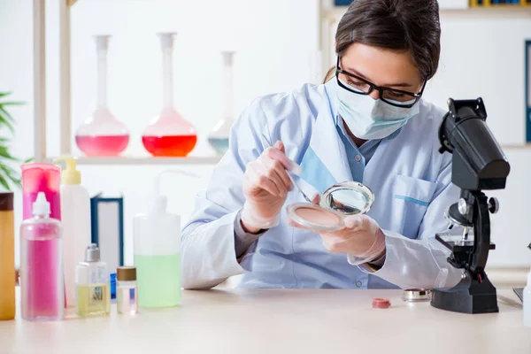 Laboratorium chemicus controleren schoonheid en make-up producten — Stockfoto