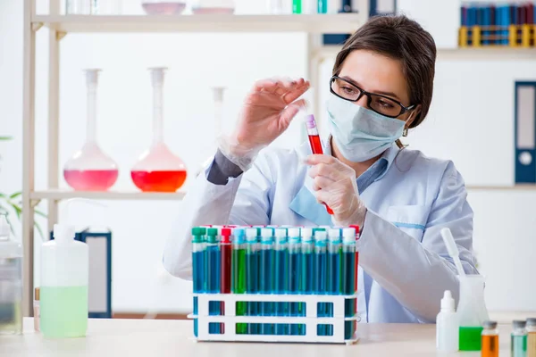 Química femenina trabajando en laboratorio hospitalario —  Fotos de Stock