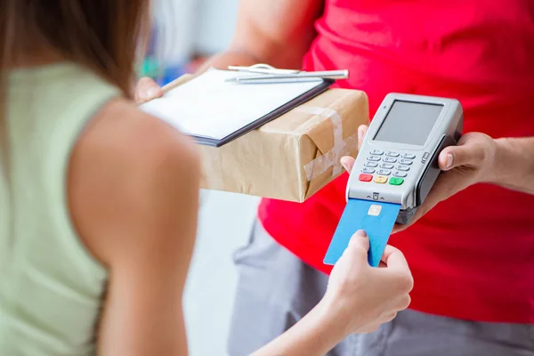 Entrega de encomendas sendo paga com pos e cartão de crédito — Fotografia de Stock