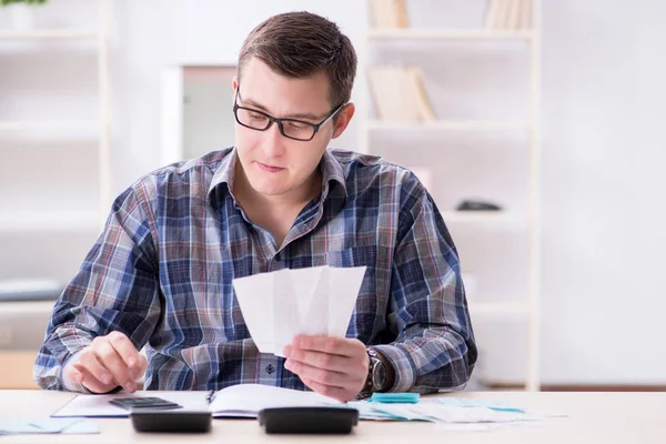 Jongeman gefrustreerd door zijn huis en belastingen rekeningen — Stockfoto