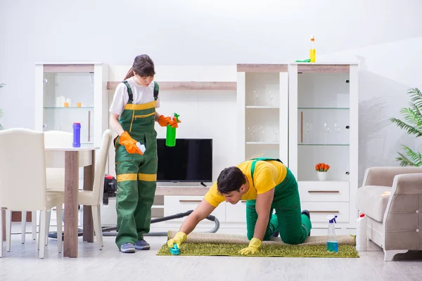 Limpieza de contratistas profesionales que trabajan en casa — Foto de Stock