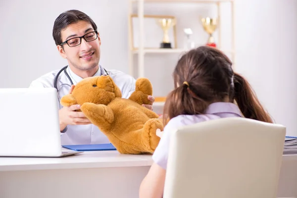 Niña visitando al médico para un chequeo regular — Foto de Stock